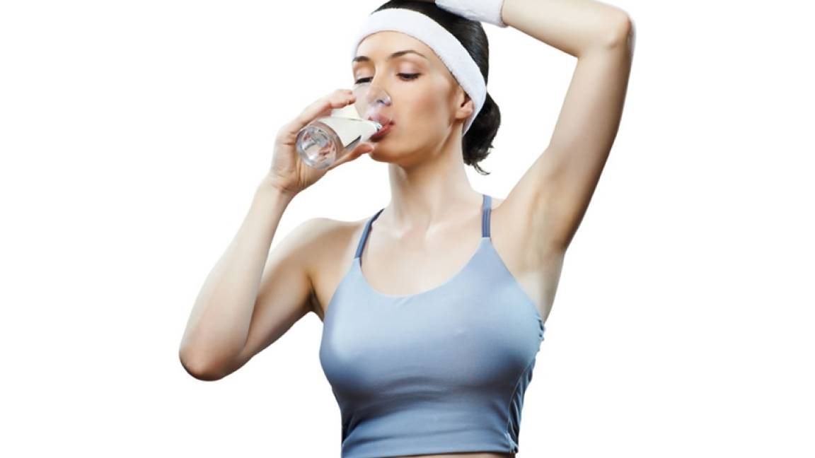 Beber medio litro de agua antes de comer te ayudará a perder peso