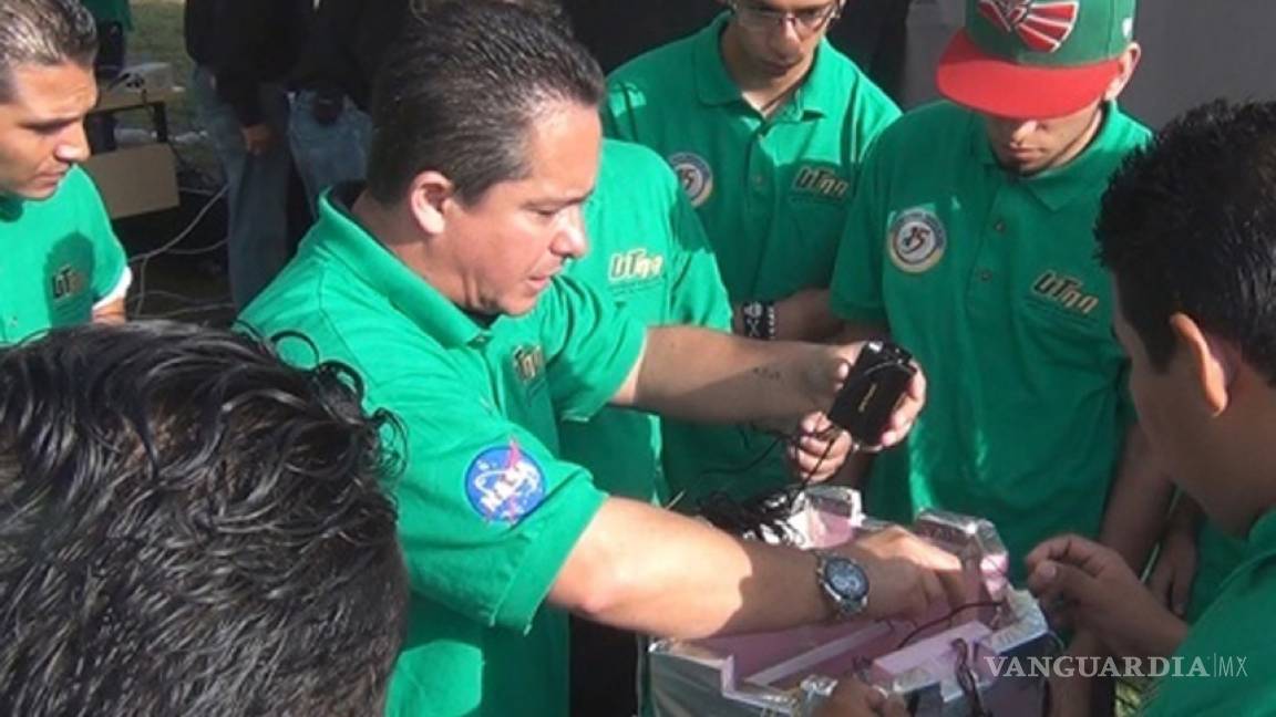 NASA entrega certificado a estudiantes de Aguascalientes tras crear satélite