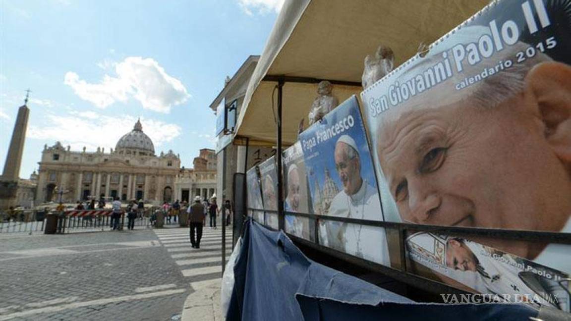 Cruz dedicada a Juan Pablo II aplasta a joven en Roma