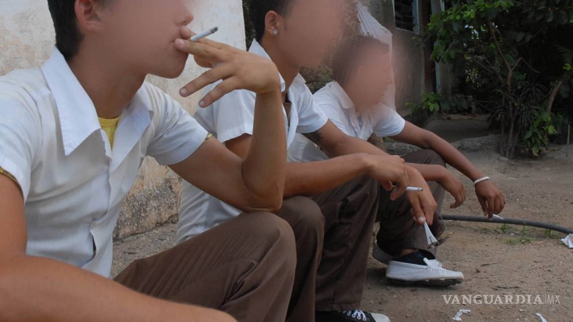 Venden cigarros a alumnos menores de edad afuera de prepa en Sabinas