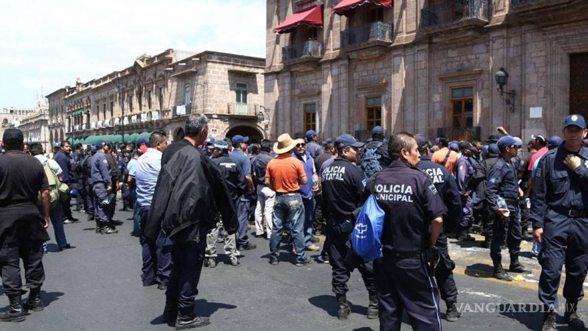 Policías dados de baja marchan en Michoacán