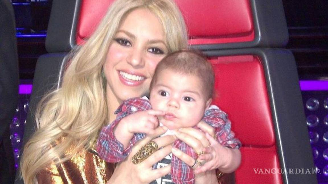 Shakira muestra a su hijo Milan durante el programa &quot;The Voice&quot;