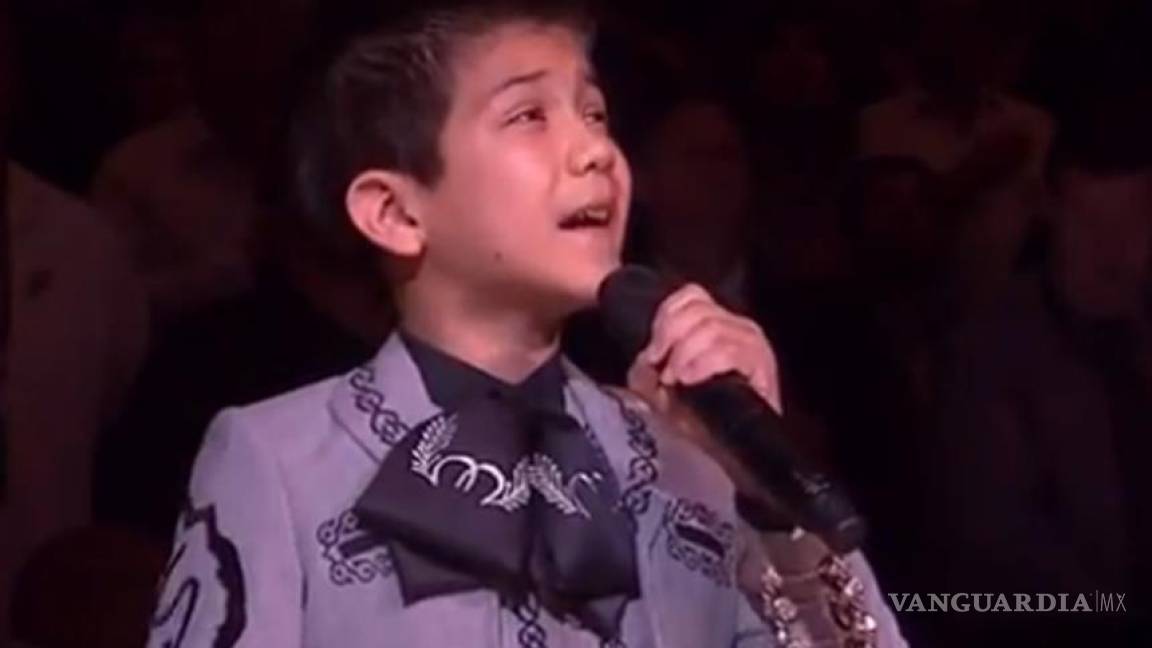 Niño méxico-americano canta himno de EU y sufre racismo