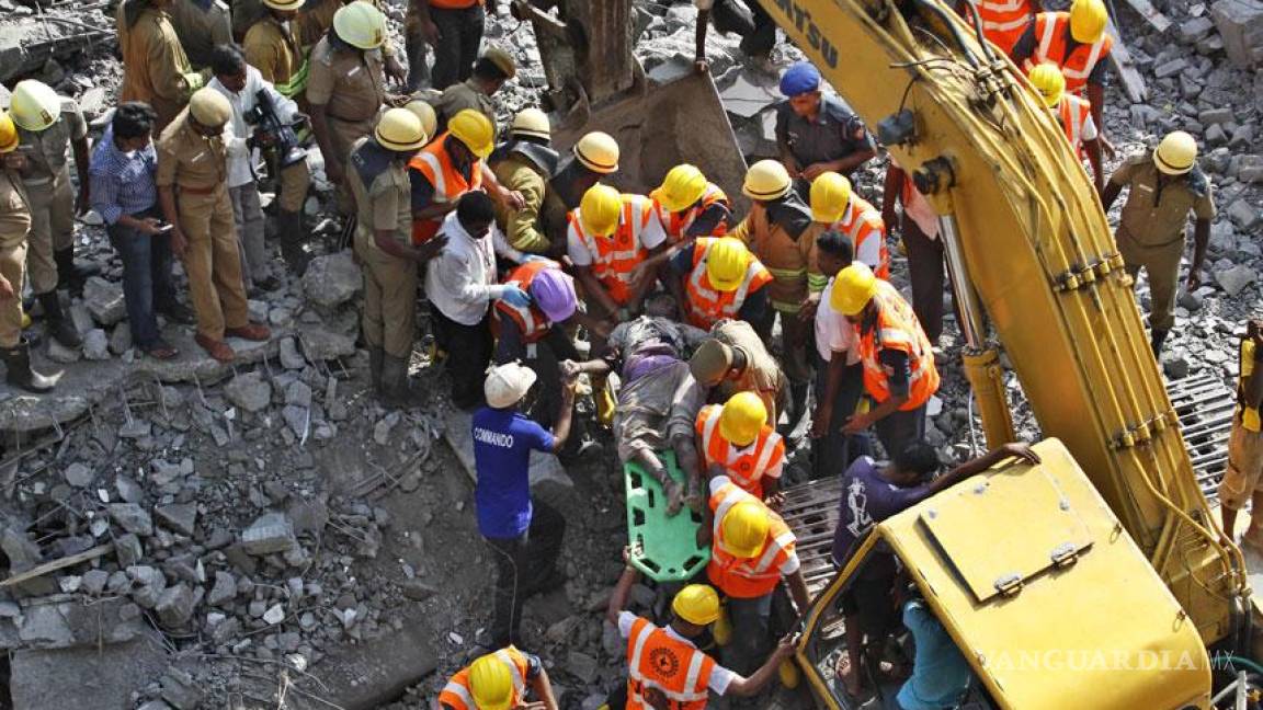 Al menos 12 muertos tras derrumbe de dos edificios en India