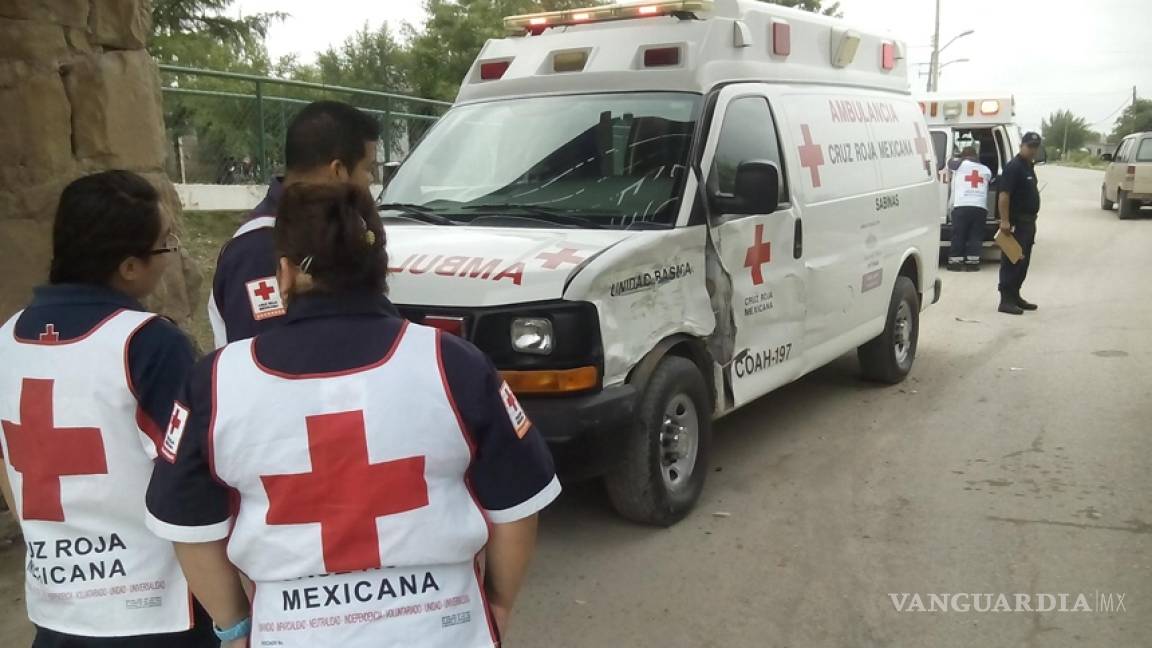 Choca ambulancia de Cruz Roja en Sabinas