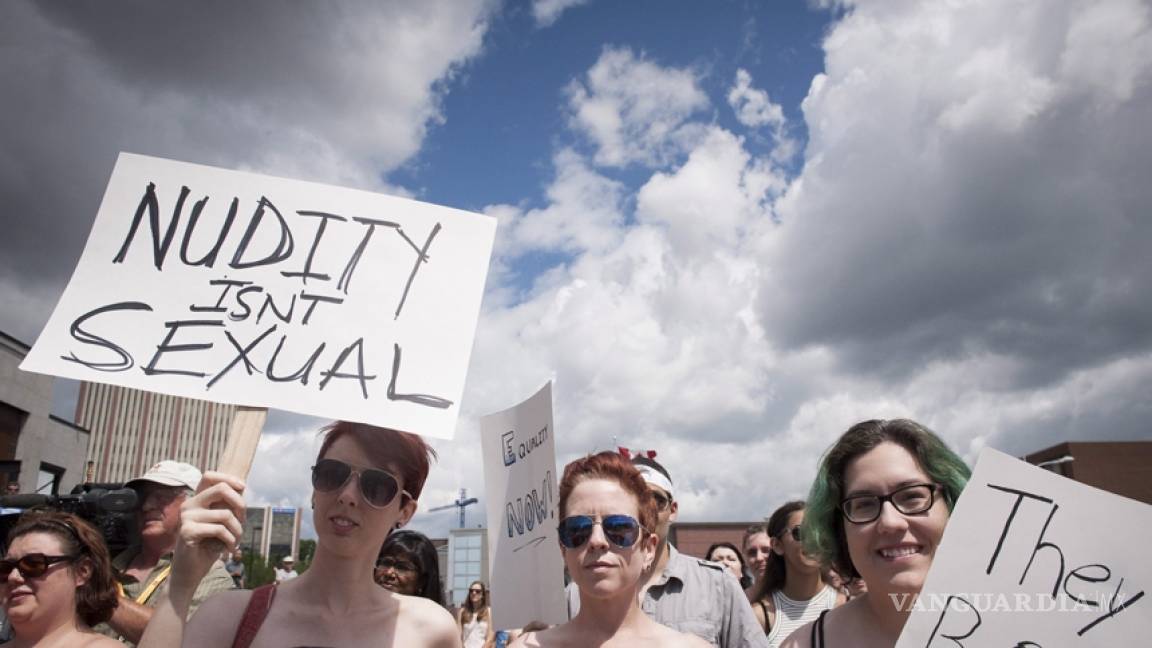 Mujeres canadienses protestan por su derecho a andar en 'topless'