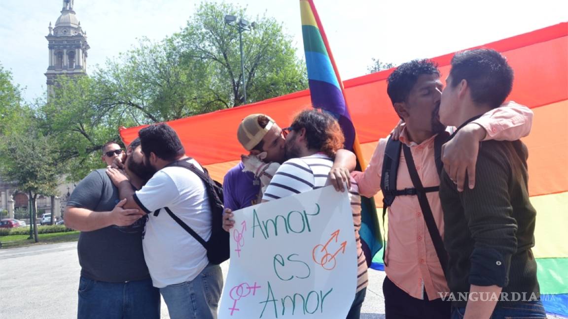 Realizan en Monterrey protesta pacífica en apoyo a la obra Un Corazón Normal