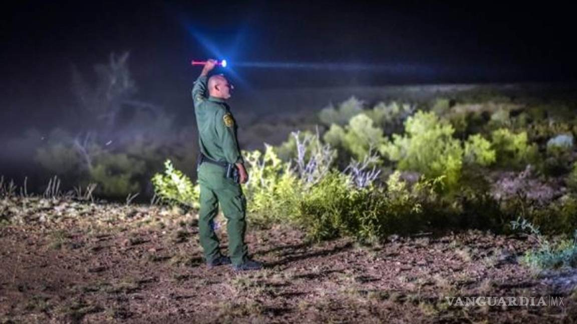 Hallan muertos a dos migrantes en desierto de Texas