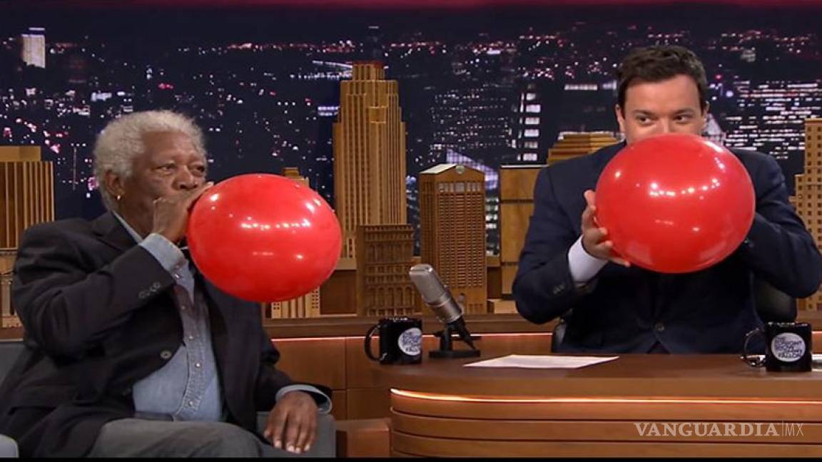 Video de Morgan Freeman inhalando helio se hace viral
