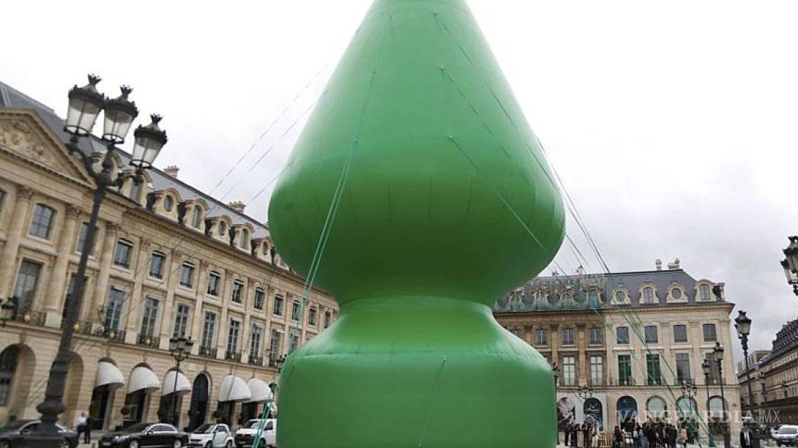 En París derriban escultura inflable, por parecer &quot;juguete sexual&quot;