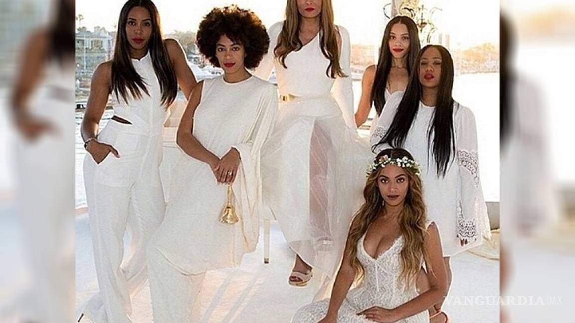 Beyoncé lució un pronunciado escote en la boda de su madre