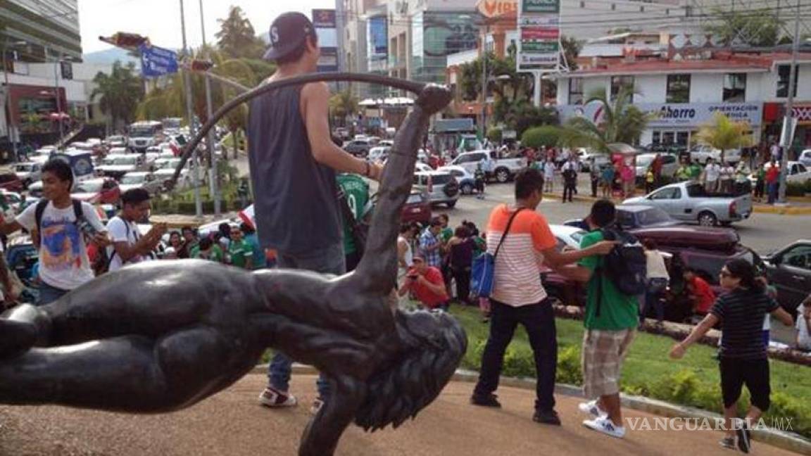 Aficionados derriban Diana de Acapulco en festejos