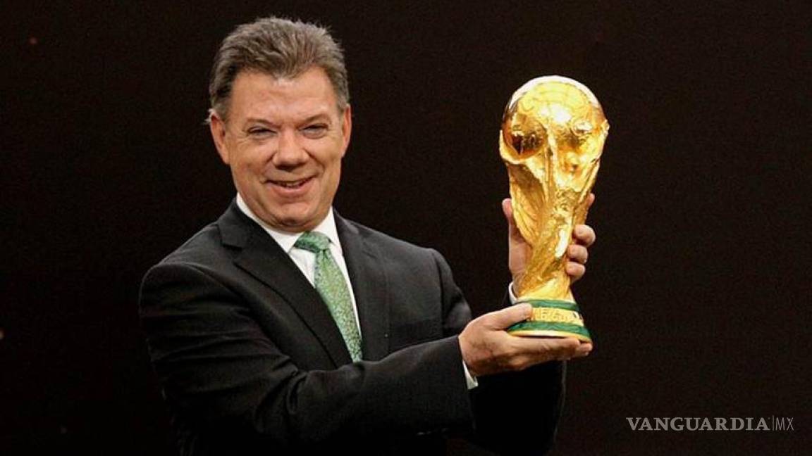 Presidente Santos intercambia estampas del Mundial
