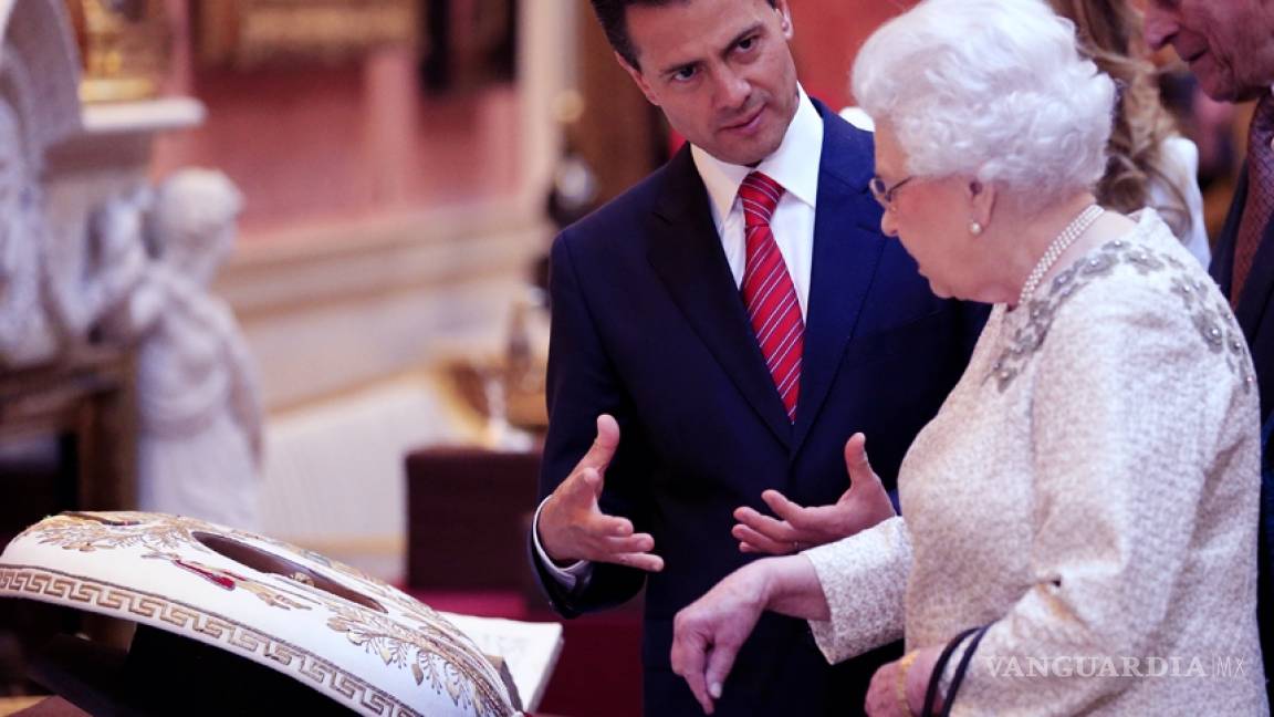 Reina Isabel II muestra a EPN piezas mexicanas de su colección