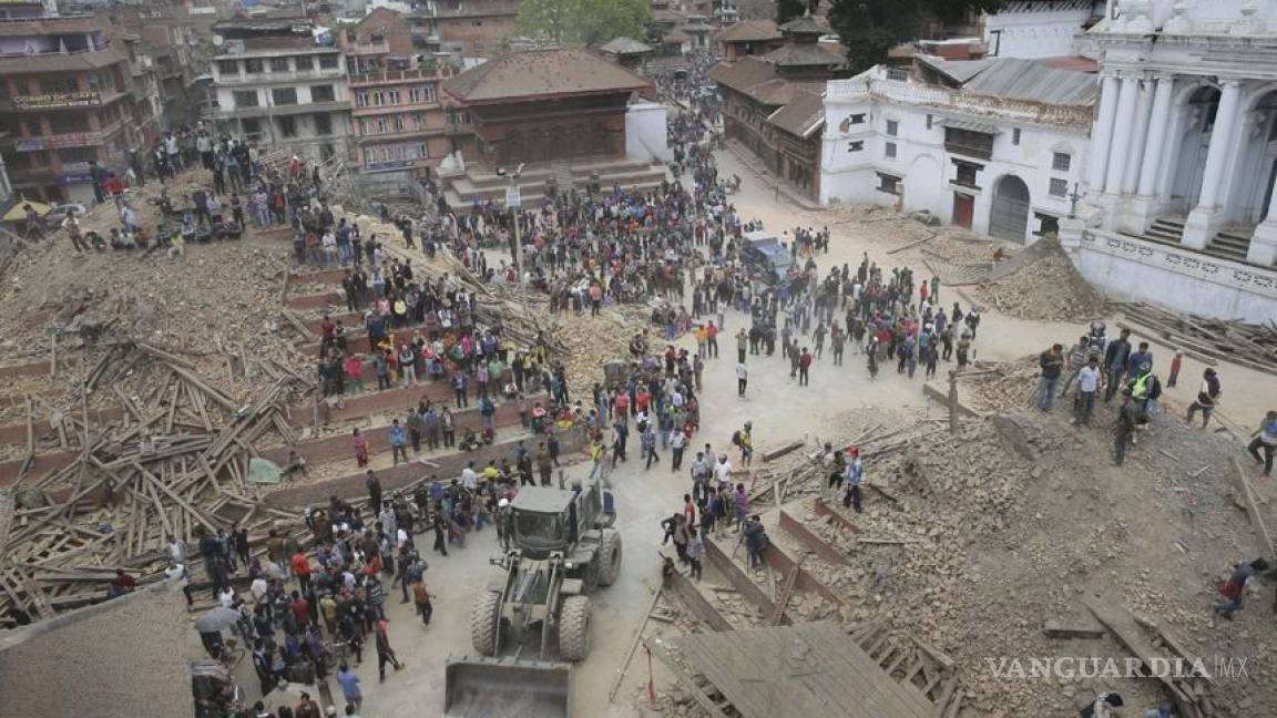 Se eleva la cifra de muertos en Nepal, ya son 688 víctimas