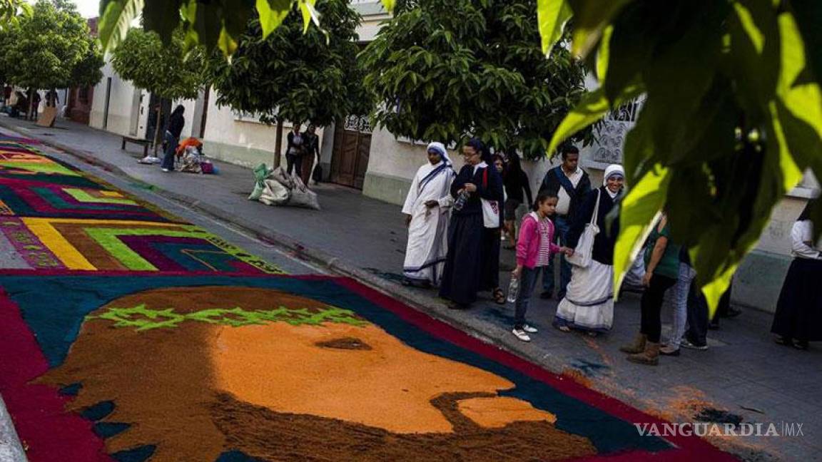 Elaboran en Guatemala la alfombra más grande del mundo