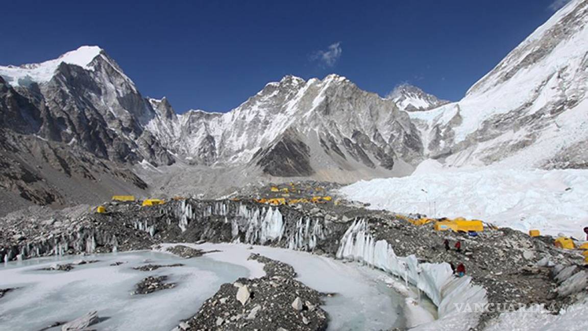 Terremoto barre el Everest; al menos 18 alpinistas muertos por avalancha