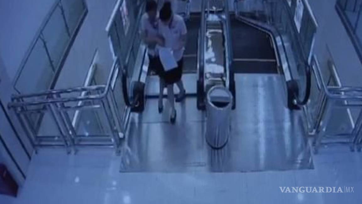 Empleadas pudieron evitar la muerte de una mujer china en escaleras mecánicas