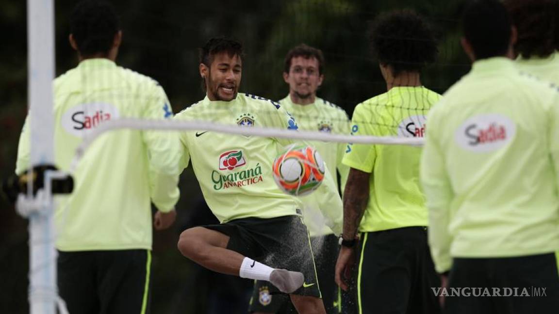 Neymar entrena vigilado