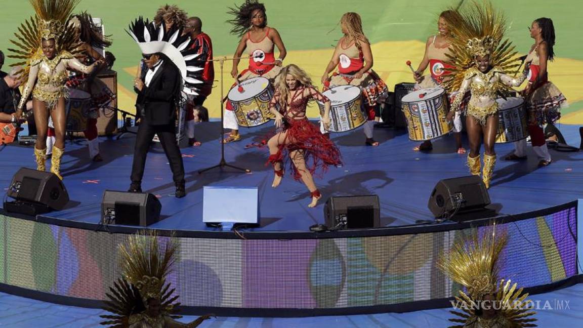 Shakira pone a bailar a los aficionados en ceremonia de clausura