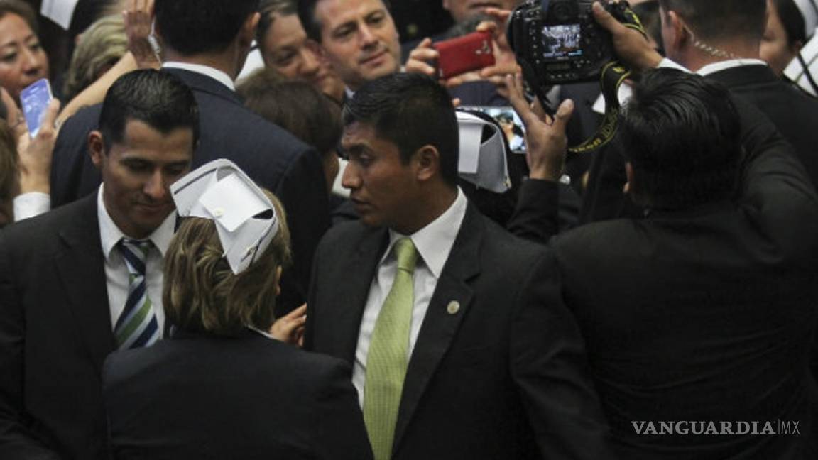 Le roban arma a guardaespaldas de Peña Nieto en un acto en el PRI