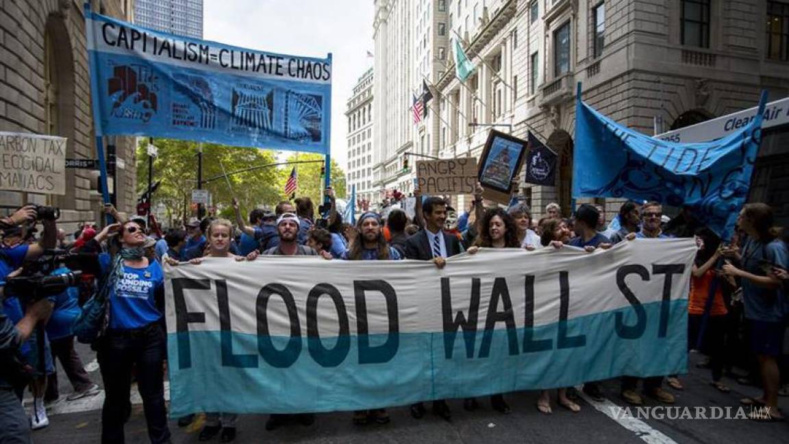 Cientos de personas &quot;inundan&quot; Wall Stret por su papel en el cambio climático