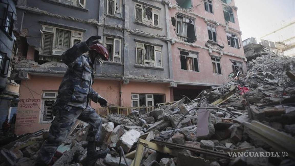 Rescatistas intentan llegar a más zonas tras sismo de Nepal