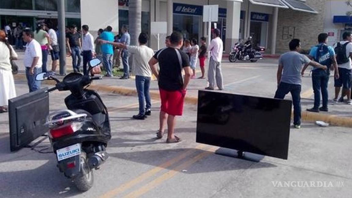 Saquean comercios en Iguala tras incendio en ayuntamiento