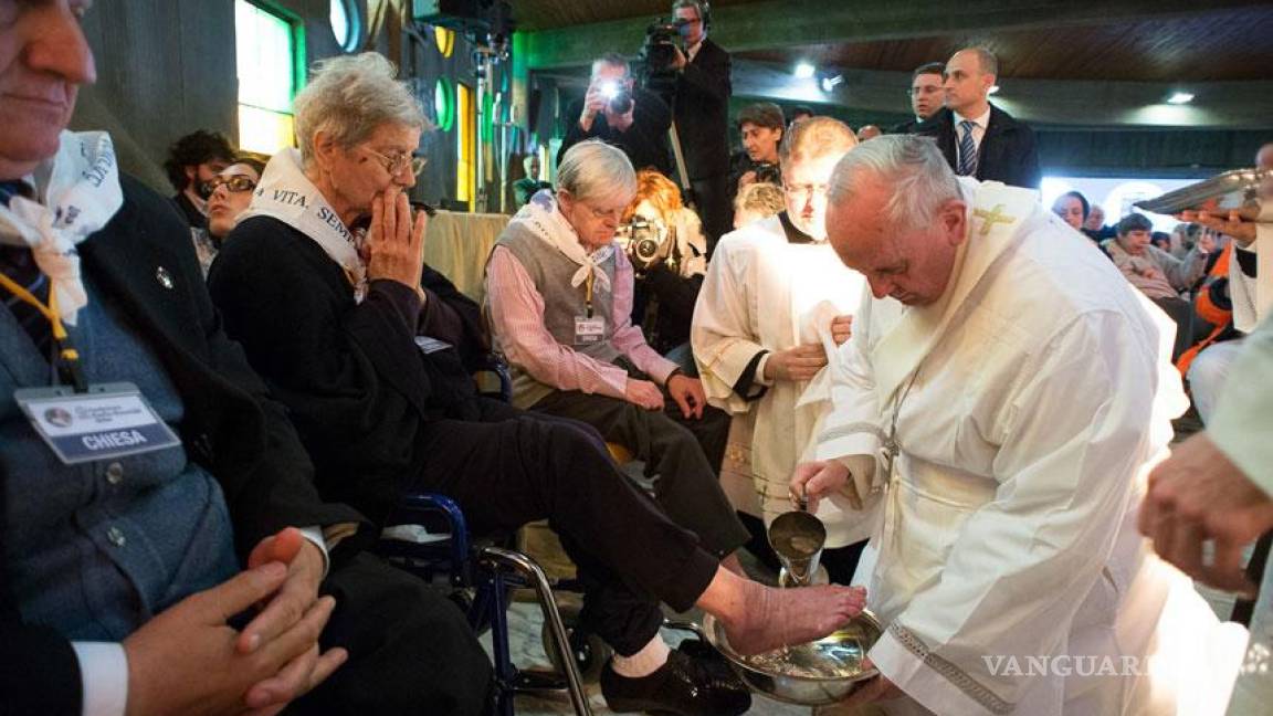 El papa Francisco lava los pies a 12 discapacitados
