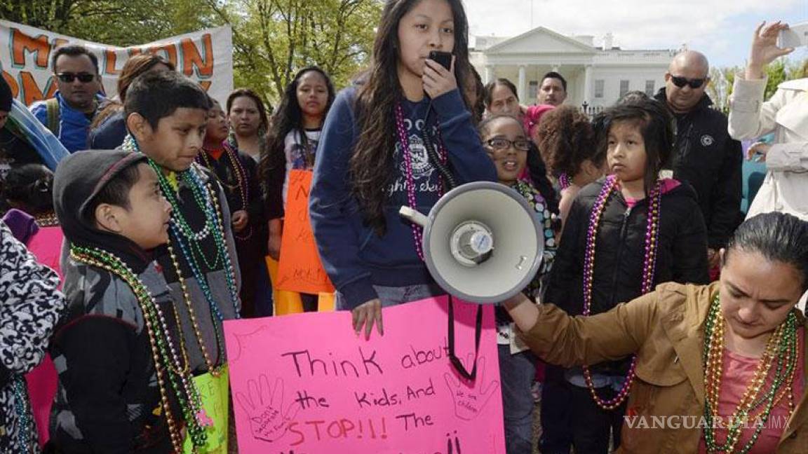 Niños protestan contra las deportaciones frente a la Casa Blanca