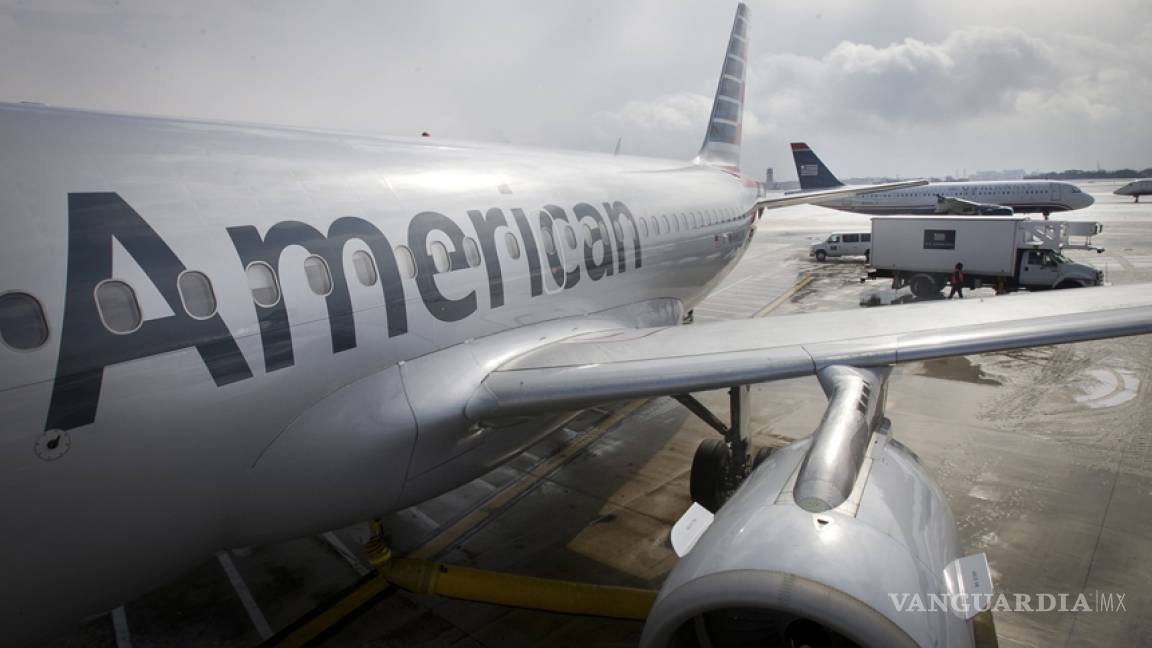 Evacuan avión en aeropuerto de Texas por presunto incendio