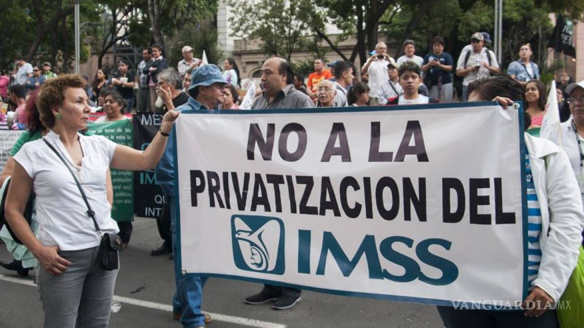 Trabajadores del sector salud marchan contra políticas privatizadoras