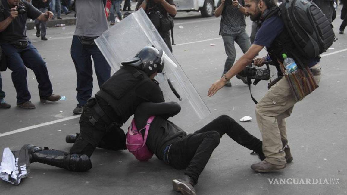 PF reprime a manifestantes y periodistas