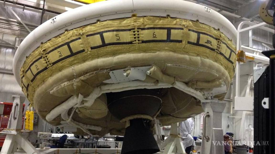 NASA prueba paracaídas en un 'platillo volador'