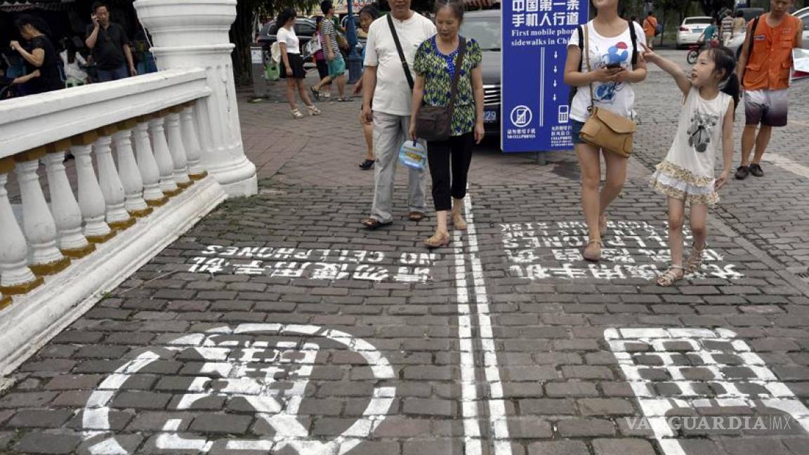 China crea acera peatonal para usar celulares