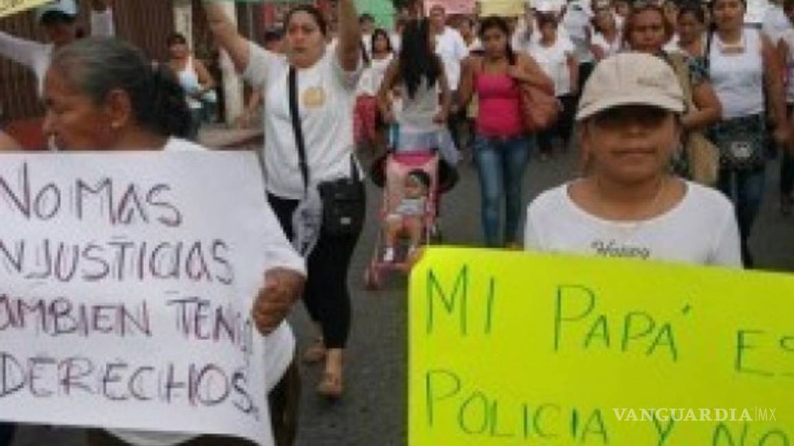 Torturaron a policías de Iguala para firmar declaraciones falsas sobre normalistas: familiares