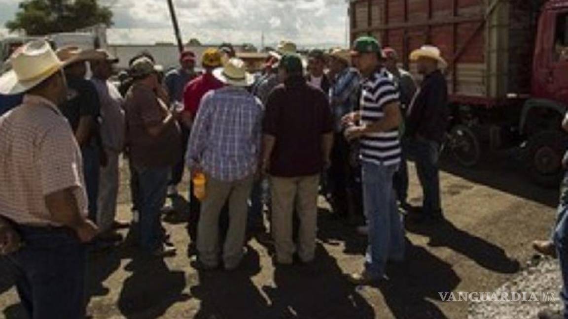 Productores de maíz bloquean la Guadalajara-México