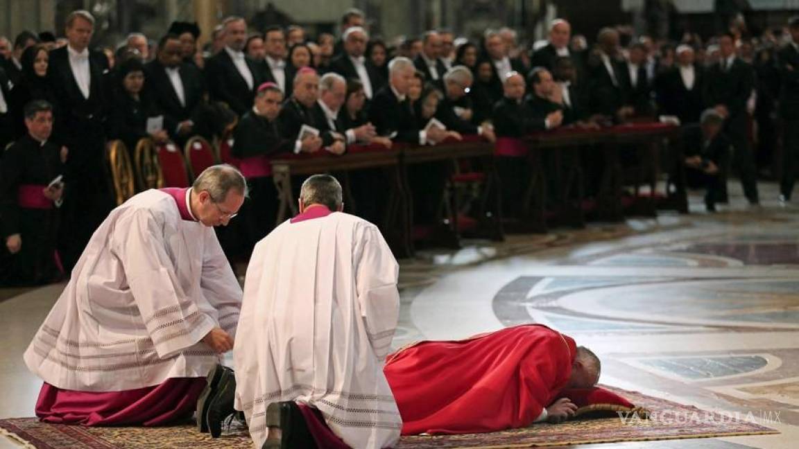 Papa preside en silencio ceremonia de la Pasión de Cristo