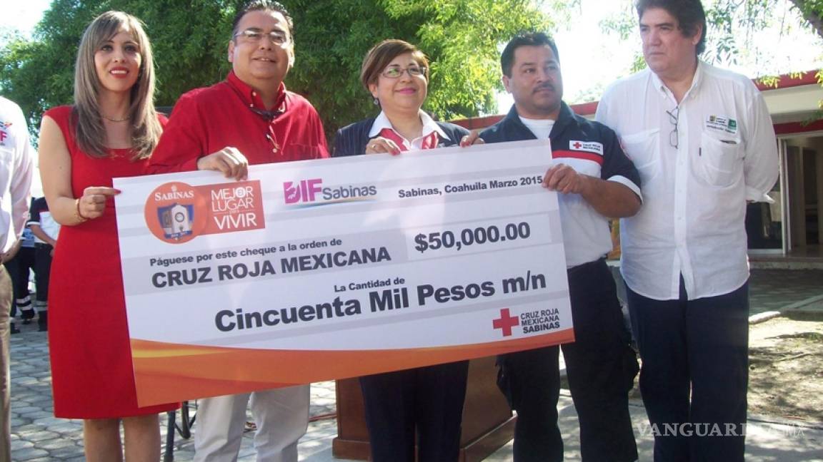 Dona Sabinas 50 mil pesos a Cruz Roja
