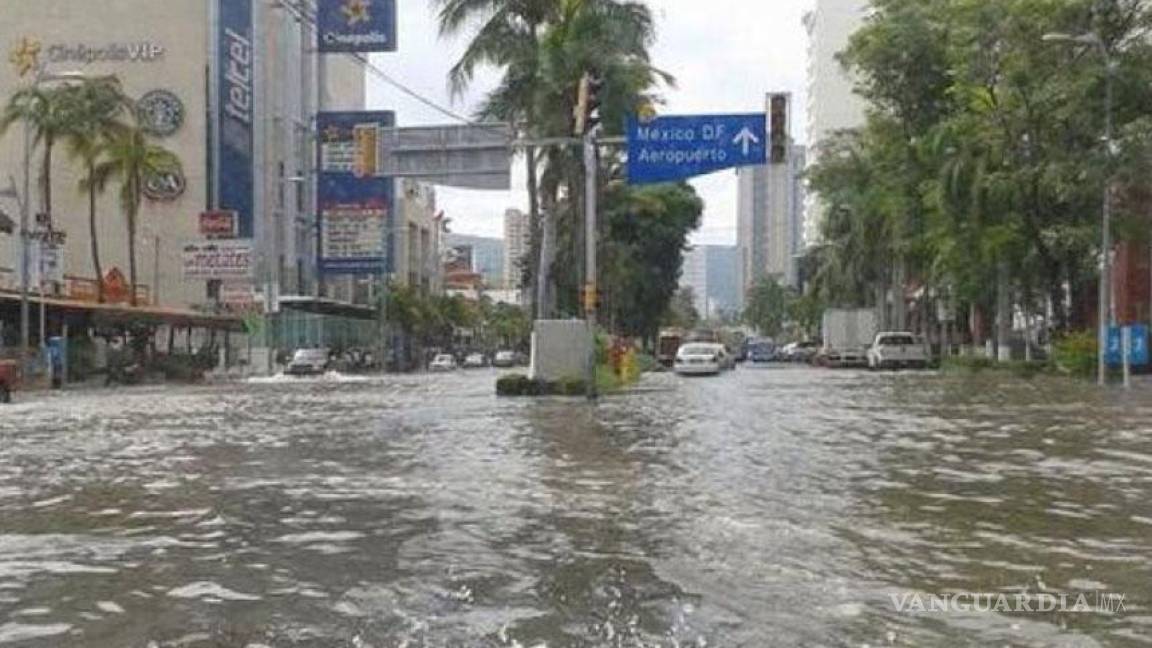 Siguen inundaciones en Acapulco por fenómeno mar de fondo