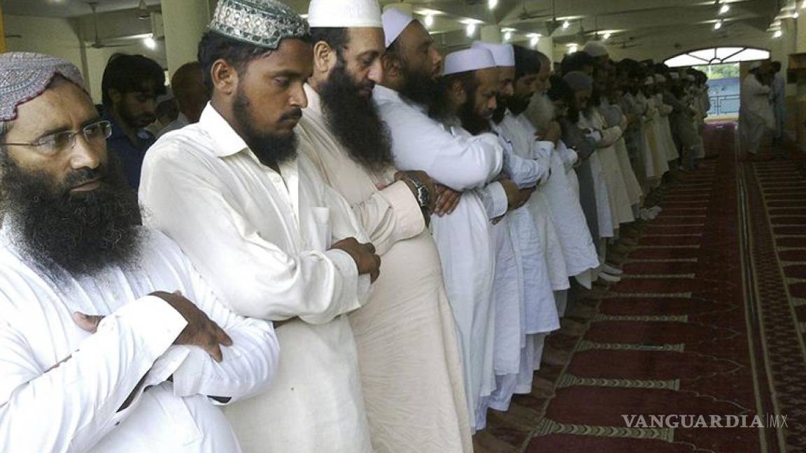 Lloran la muerte del exlíder talibán mulá Omar con un funeral en Pakistán