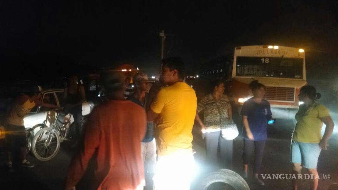 Bloquean la Torreón-SP por detención de automovilista