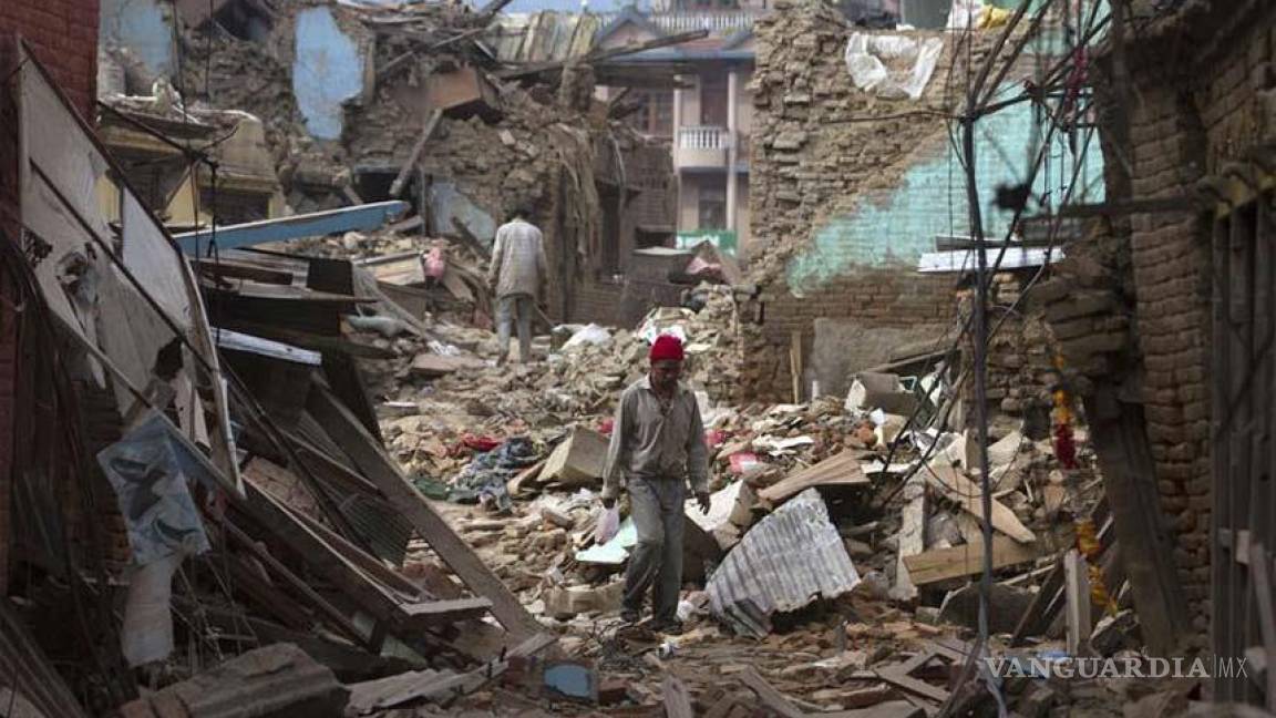 Supervivientes de terremoto se enfrentan a la escasez e incertidumbre
