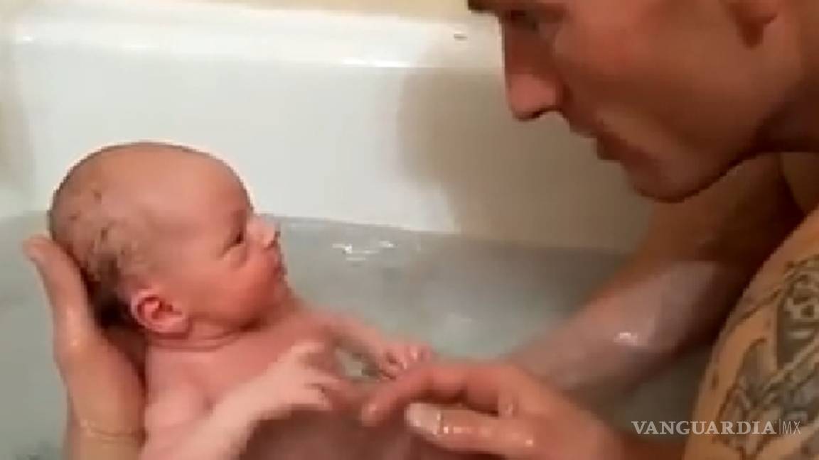 Enternece a internet padre bañando por primera vez a su bebé