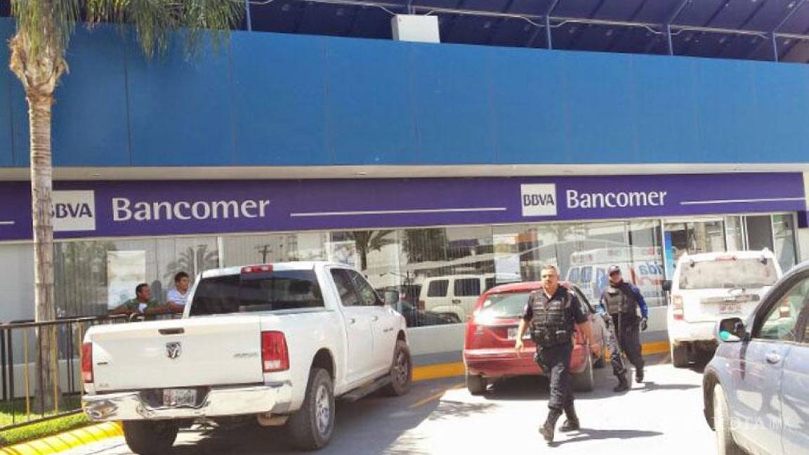 Usuarios de Bancomer reportan asalto en Torreón; maleantes huyen