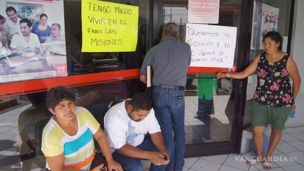 Vecinos toman instalaciones del Infonavit en Monclova