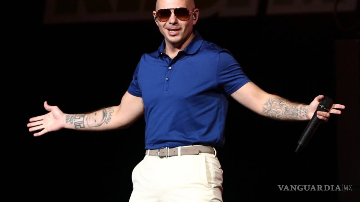 Pitbull molesta a exiliados cubanos y rompen sus discos