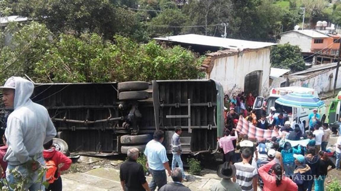 Vuelca camión con peregrinos en Ocuilan; hay 25 heridos
