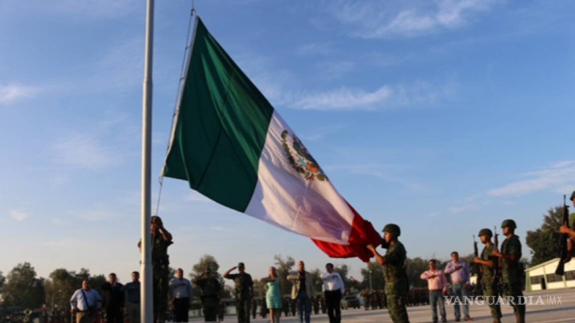 Realizan ceremonia de izamiento de Bandera en el Campo Militar de Torreón