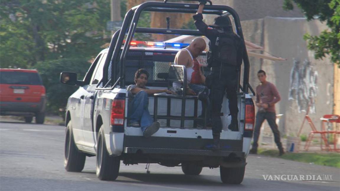 Asaltan negocio, chocan y los detienen en Torreón